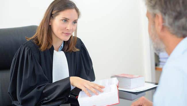 Comment s’adresser à un avocat